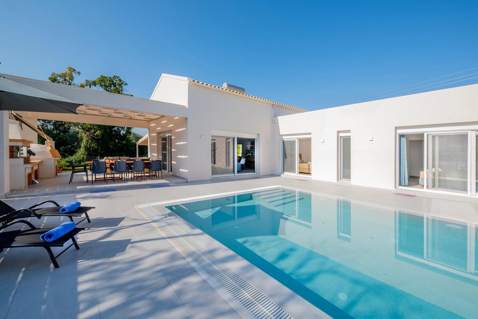 Villa Ami, Roda, Corfu: 10 Guests, Heated Pool, Private Mini Golf, Pool Table & More!! 外观 照片