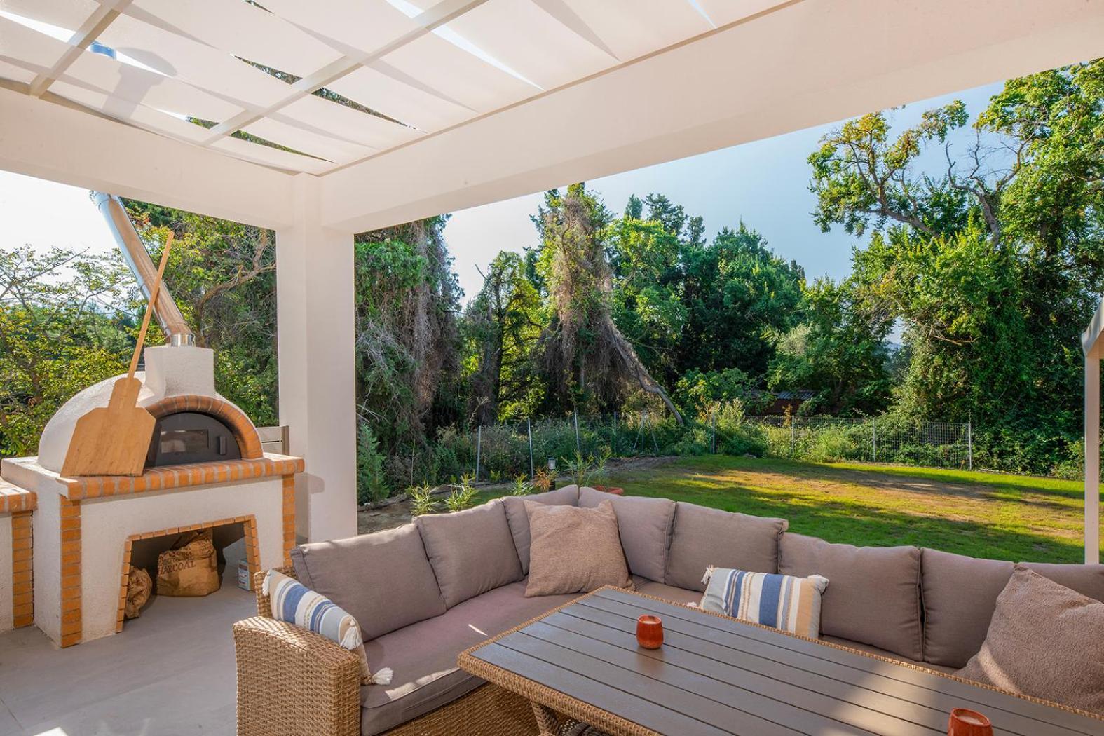 Villa Ami, Roda, Corfu: 10 Guests, Heated Pool, Private Mini Golf, Pool Table & More!! 外观 照片